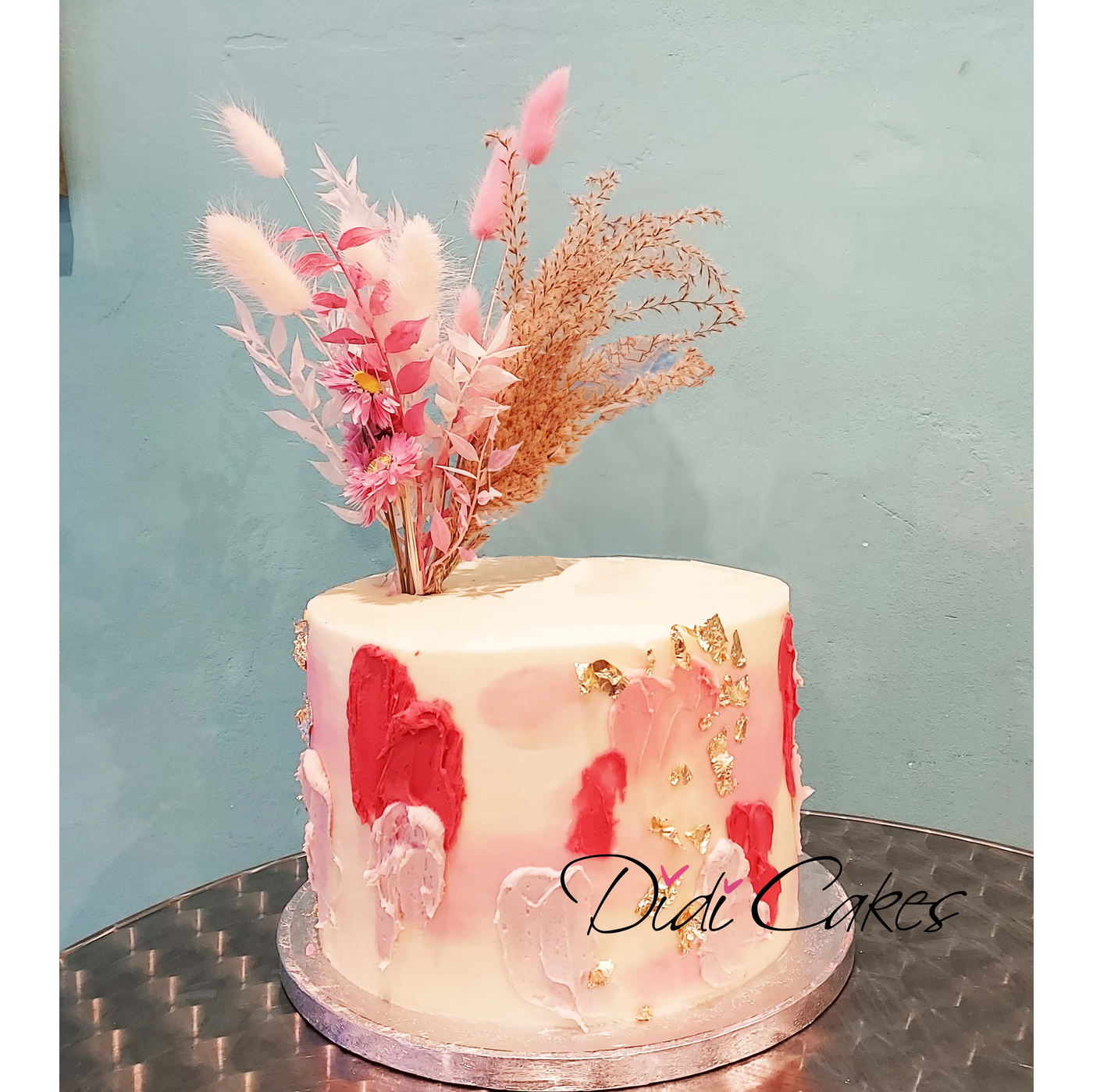 Stunning dried flower topper cake serving 20 portions